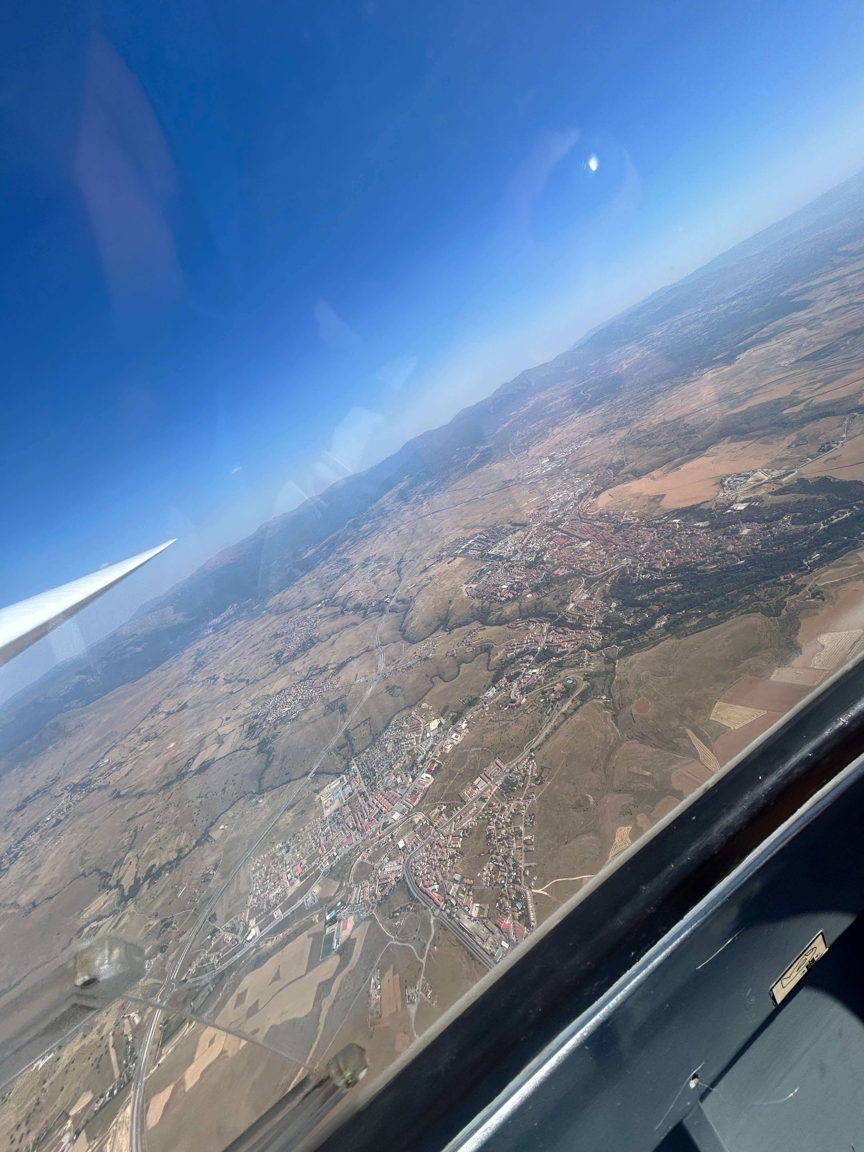Vista panorámica desde el planeador durante el vuelo de divulgación