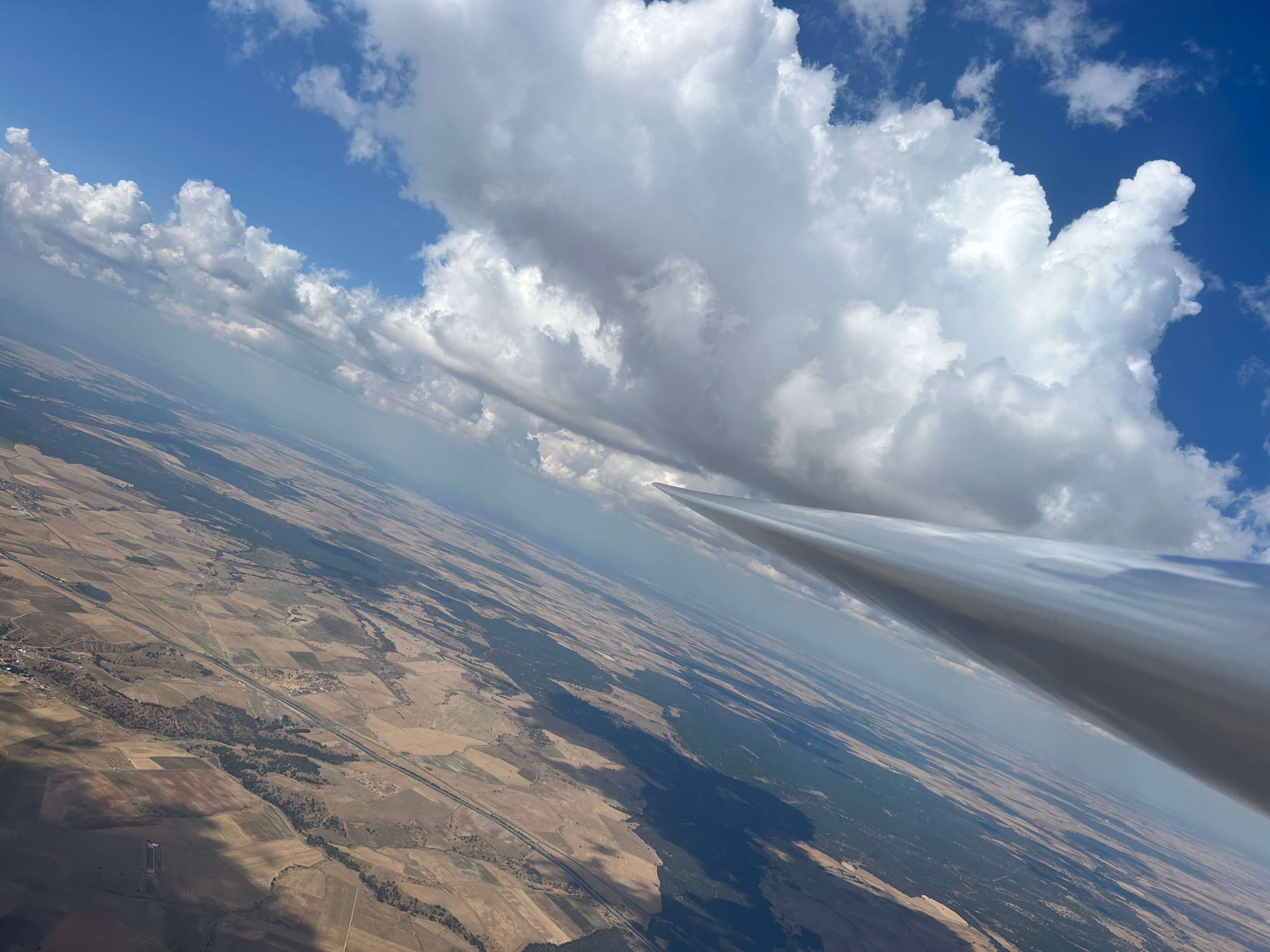 Instructor y pasajero disfrutando del vuelo en planeador