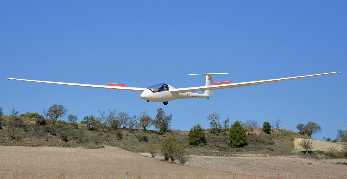 Planeador volando en silencio sobre paisaje