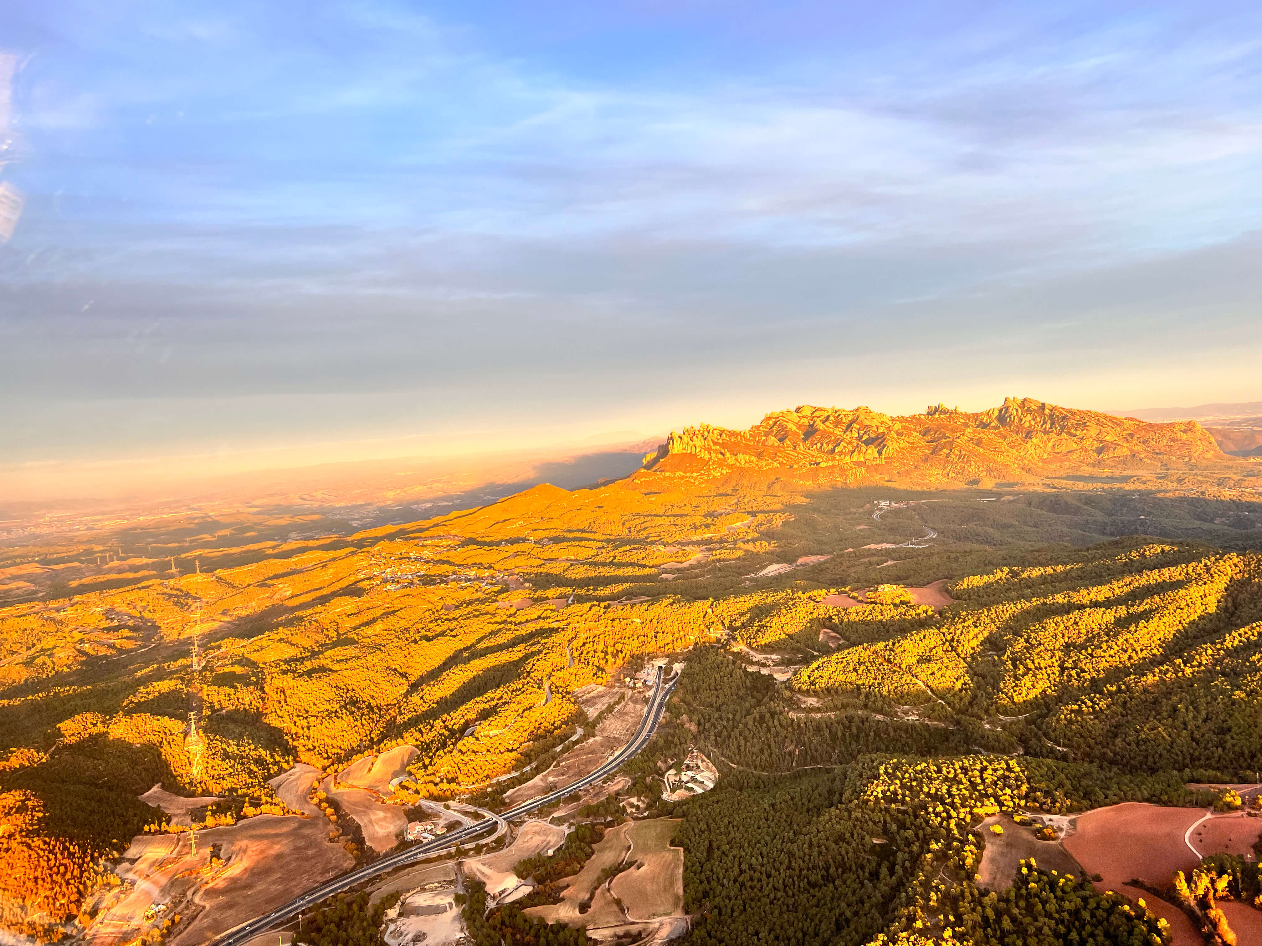Planeador volando sobre paisaje montañoso