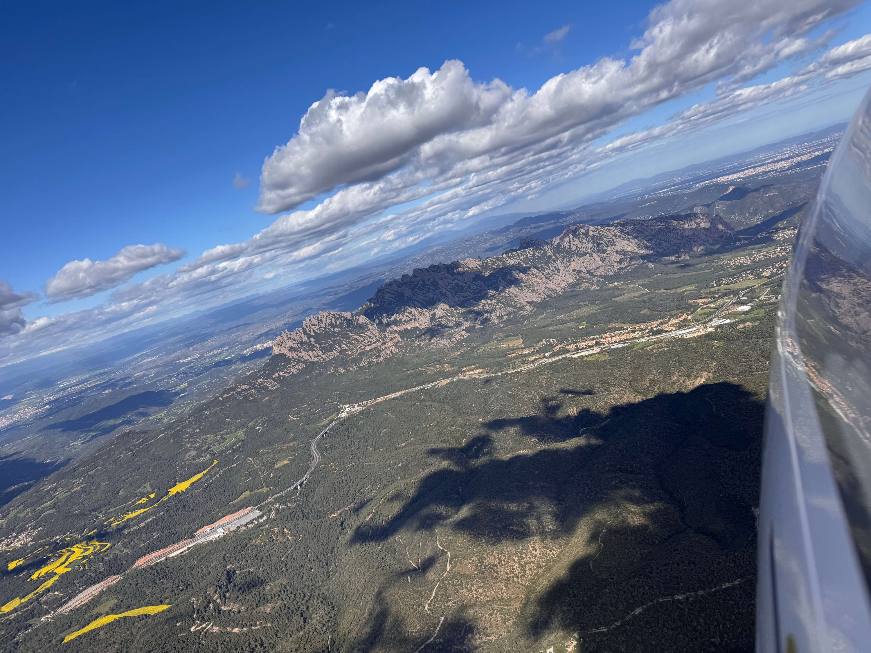 Planeador volando sobre paisaje montañoso